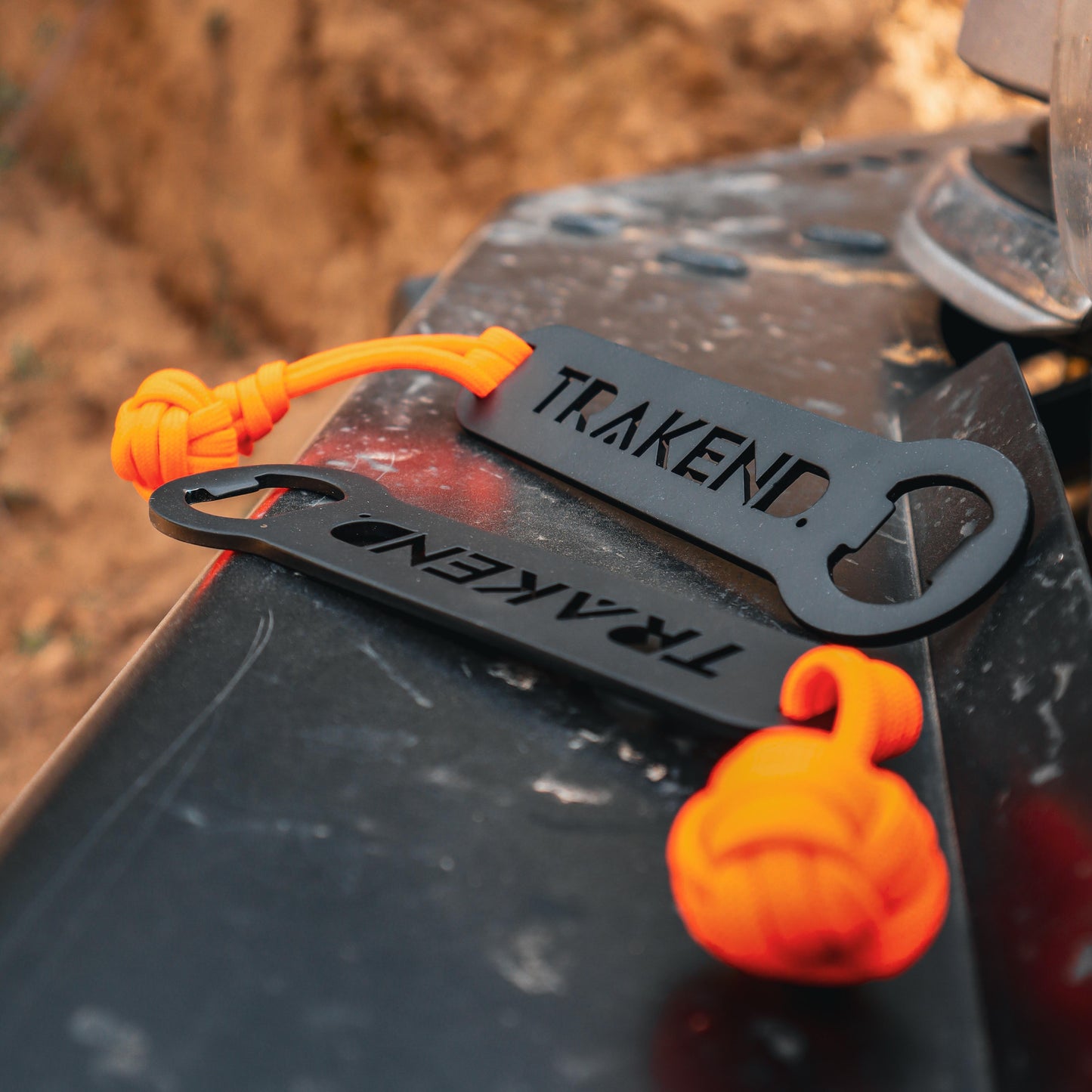 DESTAPADOR METAL CON CORREA PARACORD TRAKEND