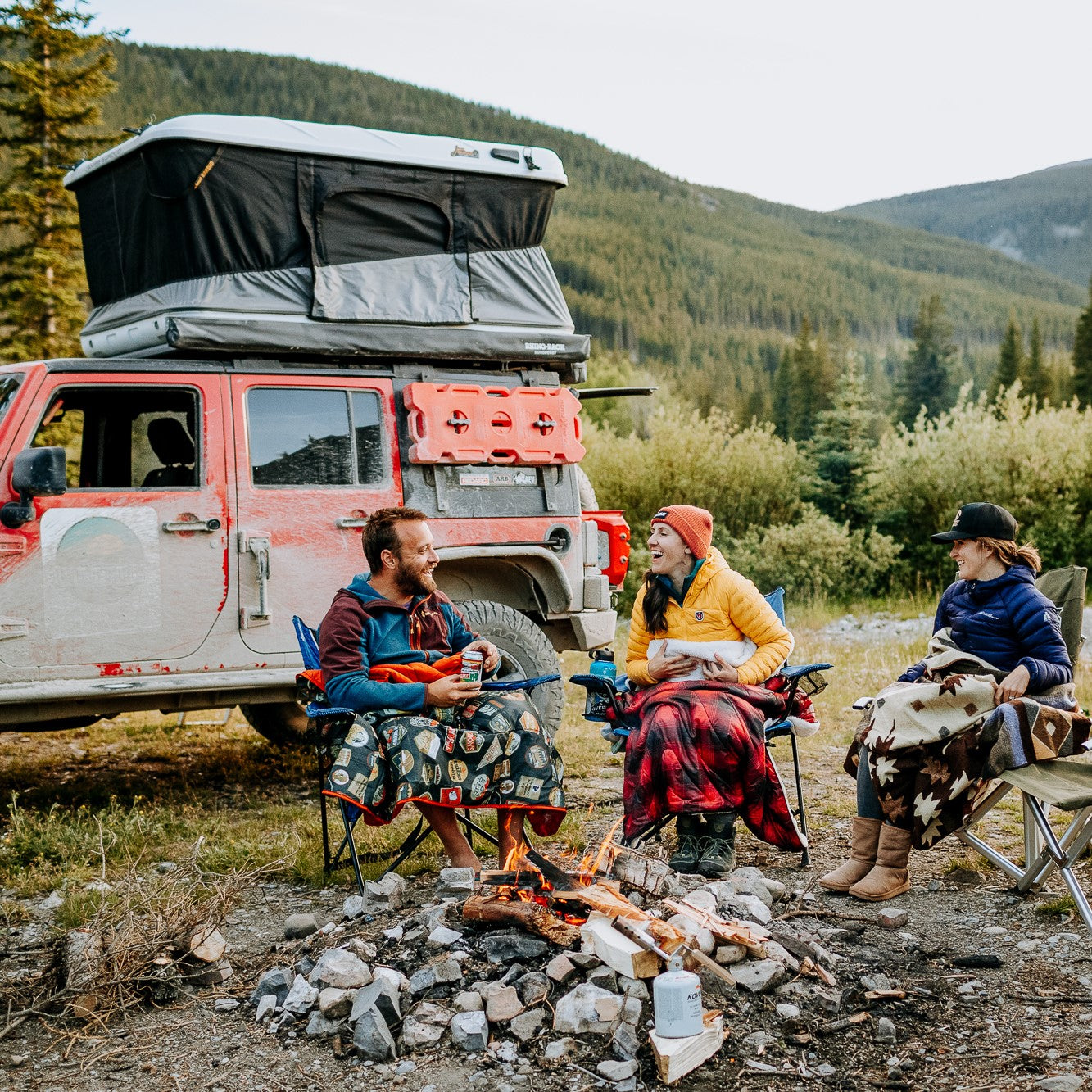 OVERLAND CAMPING JEEP WRANGLE RUBICON ROJO CON ROTOPAX Y CARPA DE TECHO