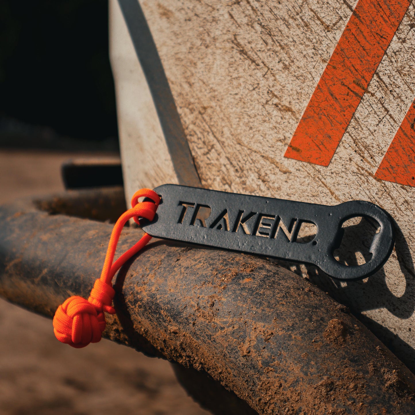 DESTAPADOR METAL CON CORREA PARACORD TRAKEND